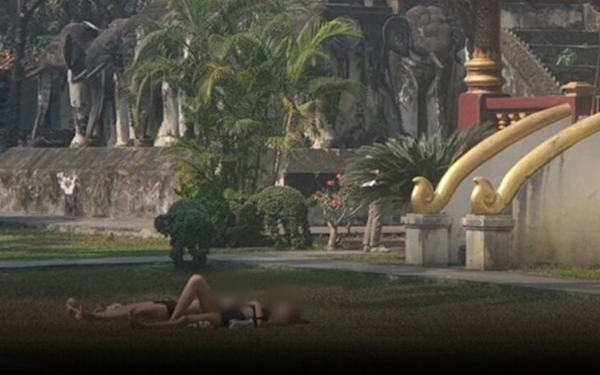 2 สาว นทท.ต่างชาติ นอนอาบแดด สุดชิลในวัดเก่าแก่ กลางเมืองเชียงใหม่