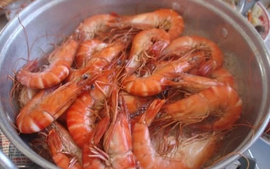 ไม่ต้องรีบเทน้ำเปล่าลงไปต้มกุ้งให้ใช้น้ำประเภทนี้ทำให้กุ้งมีสีแดงเข้ม หวาน และไม่คาว